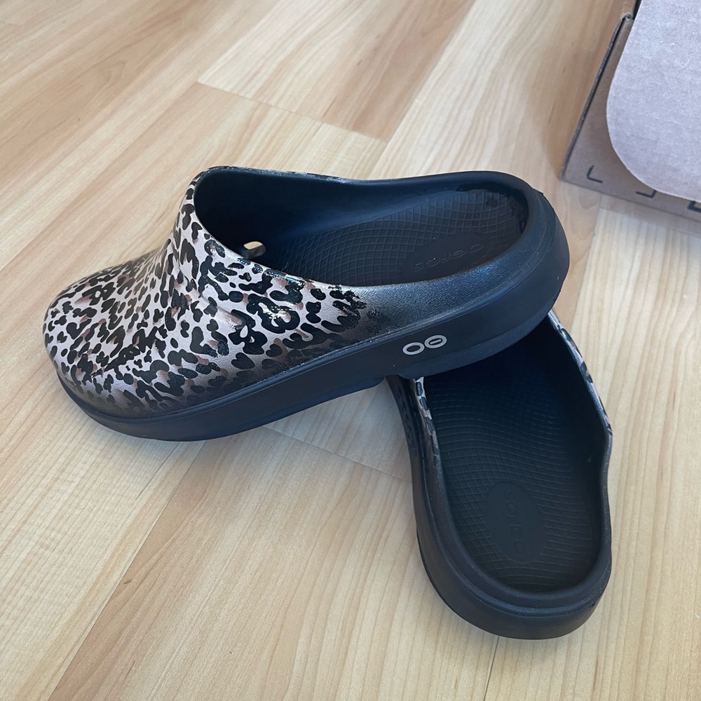 Oofos. Good condition. It’s a size 10